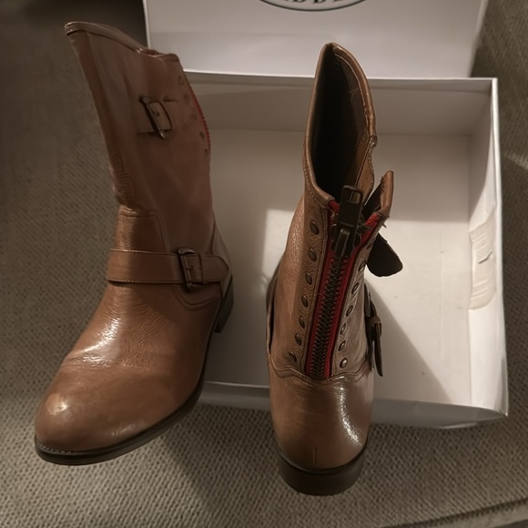 Steve Madden short leather flat boot
Size 10 Cognac color w/ back red zip - Picture 3 of 3